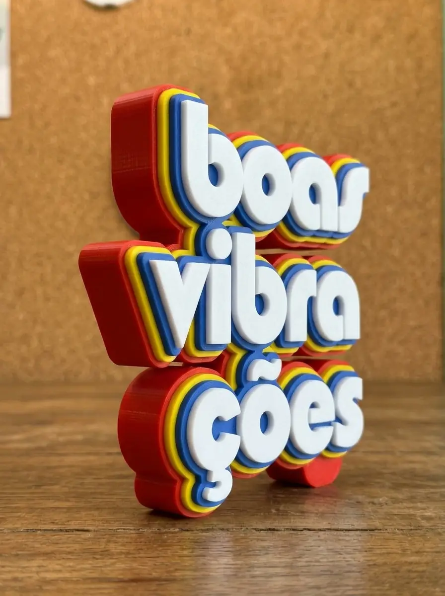 Letreiro 3D colorido com a frase boas vibrações